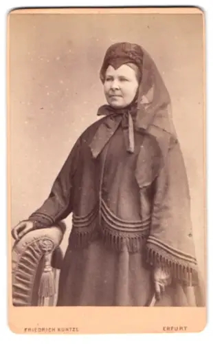 Fotografie Friedrich Kuntze, Erfurt, Anger 51, Dame in schwarzer Tracht