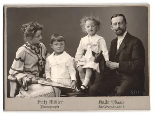 Fotografie Fritz Möller, Halle a. Saale, Alte-Promenade 1, Familienszene mit vier Personen, Trockenstempel 1905