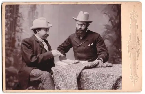 Fotografie C. Baumann, Dortmund, Ostenhellweg 18, Zwei Männer in angeregtem Gespräch