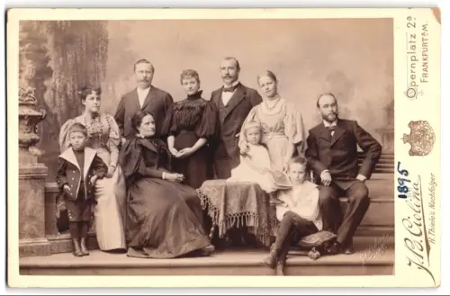 Fotografie J. B. Ciolina, Frankfurt am Main, Opernplatz 2a, Familienporträt im Atelier 1895