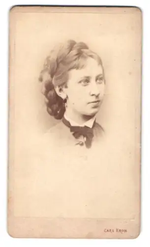 Fotografie Carl Kroh, Wien, Piaristengasse 20, Porträt einer jungen Frau mit schöner Frisur