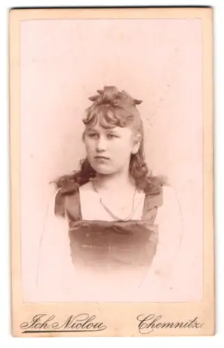 Fotografie Joh. Nicolou, Chemnitz, König Strasse 5, Porträt einer jungen Frau mit offenem Haar