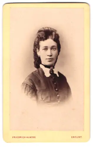 Fotografie Friedrich Kuntze, Erfurt, Anger 51, Porträt einer jungen Frau mit edler Frisur