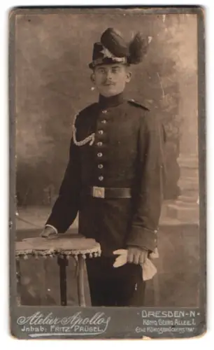 Fotografie Atelier Apollo, Dresden, Bürgerwiese 6, Soldat der sächs. Jäger in Uniform mit Tschako und Schützenschnur