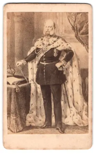 Fotografie Kaiser Wilhelm I. in Uniform mit Hermelinmantel