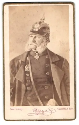 Fotografie F. Jamrath & Sohn, Berlin, Tauben-Strasse 20, Wilhelm, König von Preussen in Uniform mit Pickelhaube, 1869