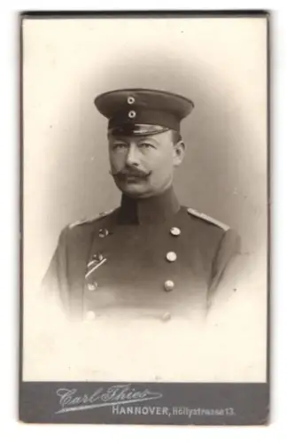 Fotografie Carl Thies, Hannover, Höltystrasse 13, Hauptmann im Überrock mit Band zum EK II 1870 und Schirmmütze