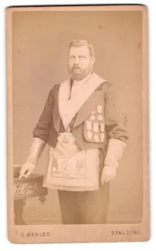 Fotografie G. Beales, Spalding, New Road, Freimaurer mit Schurz, Halsorden und Ehrenzeichen