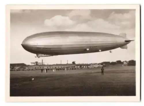 11 Fotografien Luftschiff LZ-127 Graf Zeppelin, Landung nach der Südamerikafahrt, in d. Luftschiffhalle, Maschinengondel