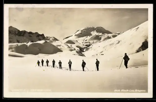 AK Auenfeld am Kriegerhorn, Skiläufergruppe vor Bergpanorama