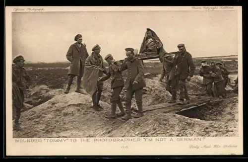 AK Wounded Tommy To The Photographer: I'm Not A German, deutsche Soldaten tragen verwundeten Briten auf Bahre