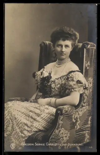 AK Herzogin Sophie Charlotte von Oldenburg, Braut des Prinz Eitel Friedrich von Preussen im Kleid mit Perlenkette