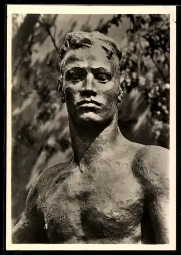 AK Georg Kolbe: Junger Streiter, Detail der Plastik eines jungen Mannes