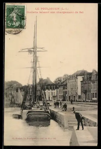 AK Le Pouliguen /L.-I., Une Goelette faisant son chargement de sel