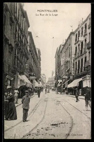 AK Montpellier, La Rue de la Loge avec passants et tramway