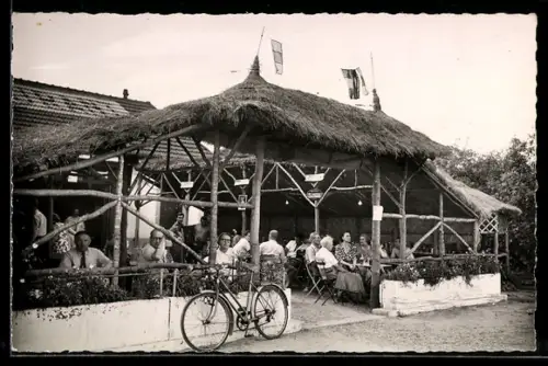 AK Boran-sur-Oise, La paillotte, face de à Plage de Boran