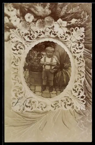 Foto-AK Kleiner Junge in Tracht in elegantem Rahmen