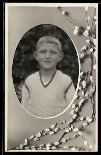 Foto-AK Porträt eines Jungen im Passepartout mit Weidenkätzchen