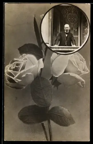 Foto-AK Mann auf einem Balkon im Passepartout mit Rosen
