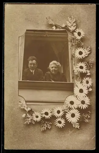 Foto-AK Zwei Personen im Passepartout mit Blumen