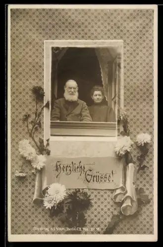 Foto-AK Älteres Paar im Fenster im Passepartout mit Blumen