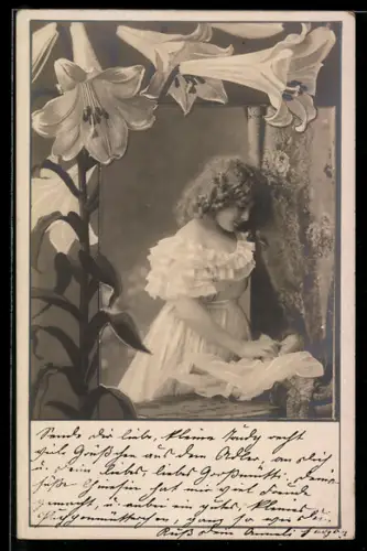 Foto-AK Mädchen mit Puppe im Passepartout mit Lilien