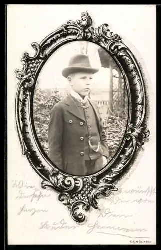 Foto-AK Junge in elegantem Anzug im Passepartout mit Rahmen