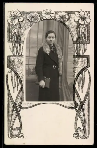 Foto-AK Elegante Dame im Passepartout mit Blumen