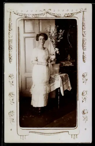 Foto-AK Junge Frau mit Blumenstrauss in elegantem Passepartout