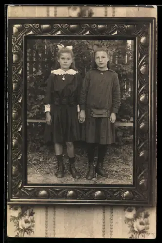 Foto-AK Zwei Mädchen im Bilderrahmen-Passepartout