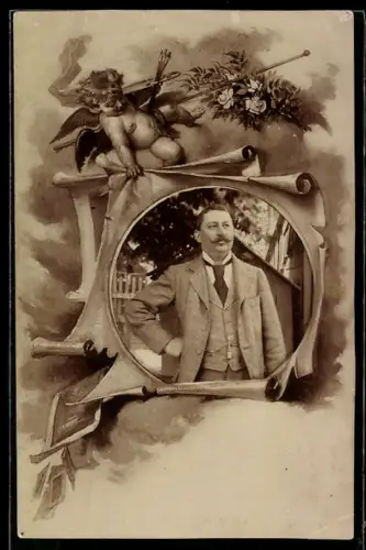 Foto-AK Mann mit Schnurrbart im Passepartout mit Engel