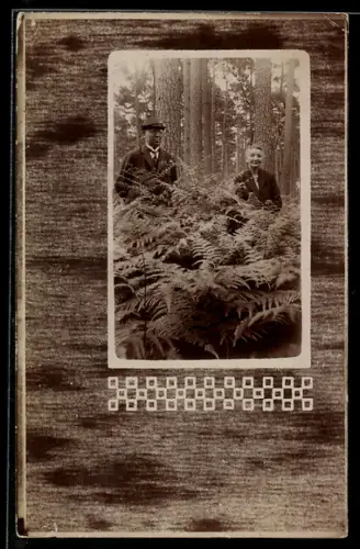 Foto-AK Paar im Wald mit Farn im Passepartout in Holzoptik