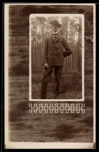 Foto-AK Eleganter junger Herr im Anzug im Wald, Passepartout in Holzoptik