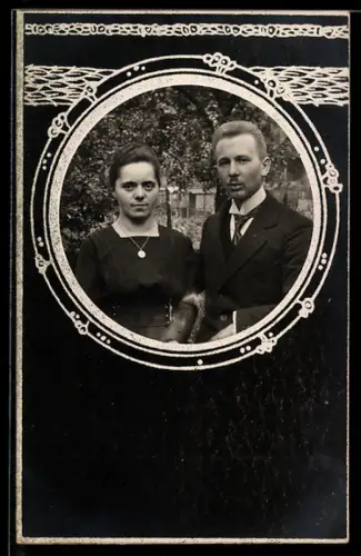 Foto-AK Paar im Garten in rundem Passepartout
