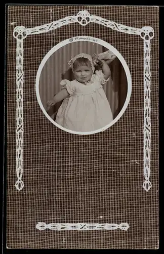 Foto-AK Kleinkind in rundem Passepartout auf kariertem Hintergrund