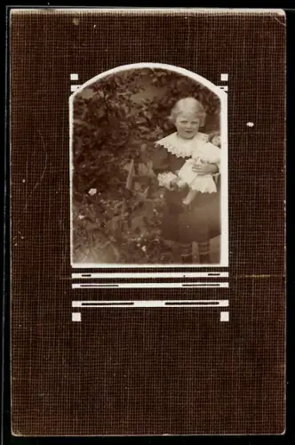 Foto-AK Kleines Mädchen mit Puppe in simplem Passepartout