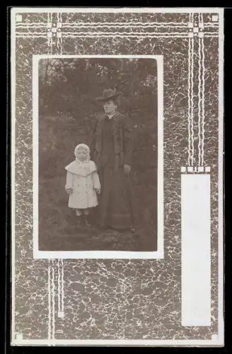Foto-AK Frau mit Kleinkind in rechteckigem Passepartout