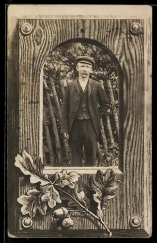 Foto-AK Mann mit Schnurrbart im Passepartout in Holzoptik