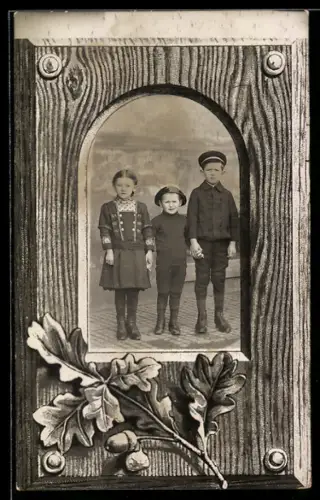 Foto-AK Drei Kinder im Passepartout mit Eichenblättern