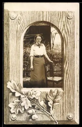Foto-AK Elegante junge Frau mit Stuhl, Passepartout mit Eichenblättern