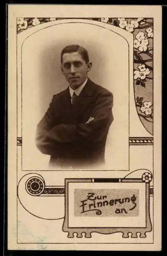 Foto-AK Eleganter junger Herr im Passepartout mit Blümchen