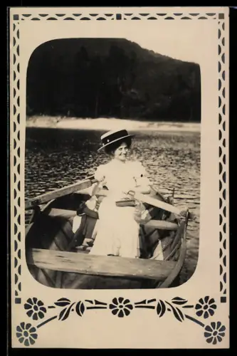 Foto-AK Dame im Ruderboot auf einem See