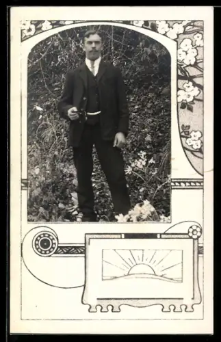 Foto-AK Mann im Anzug in einem Passepartout mit Sonnenaufgang