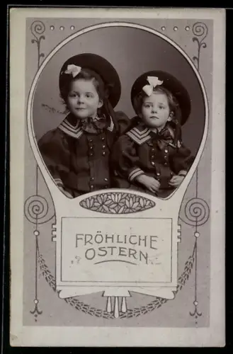 Foto-AK Zwei Kinder in Matrosenkleidern im Passepartout mit Ostergrüssen