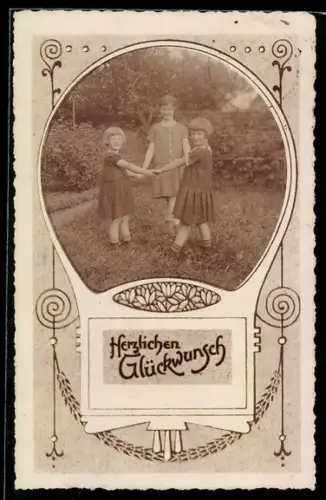 Foto-AK Drei Mädchen zusammen im Garten im Passepartout mit Grüssen