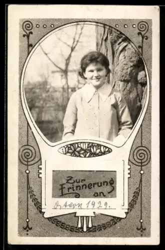 Foto-AK Junge Frau an einem Baum im Passepartout mit Blumen