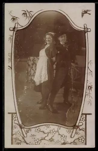 Foto-AK Paar in charmanter Pose im Passepartout mit Blumen