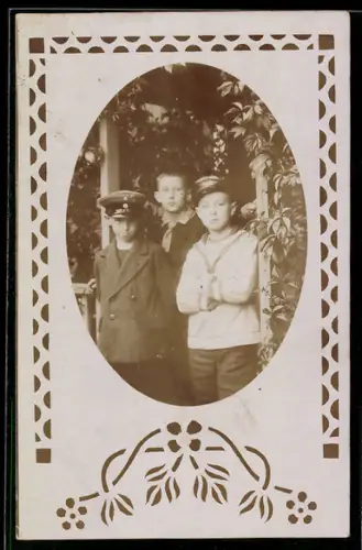 Foto-AK Drei Junge in ovalem Passepartout