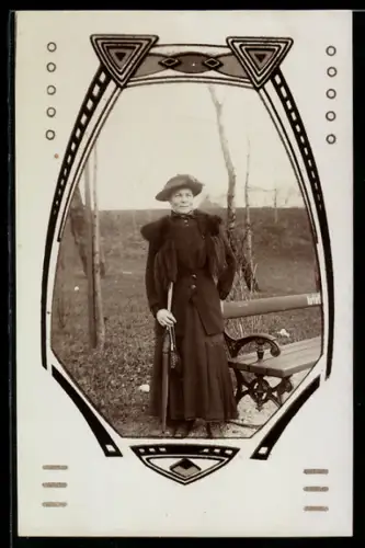 Foto-AK Elegante Dame neben einer Bank in dekorativem Passepartout