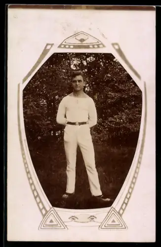 Foto-AK Turner auf einer Wiese in dekorativem Passepartout